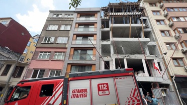 Çıplak çatıya çıktı, uygunsuz hareketler yaptı! Gören telefona sarıldı
