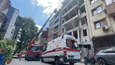 Çatıdaki çıplak şahıs intihar paniğine neden oldu: Turist olduğu ortaya çıktı