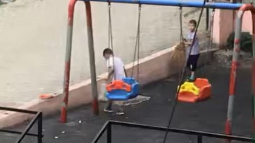 Çocuklardan Park Temizliği