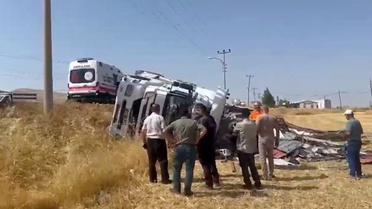 Elazığ’da kamyon yat yattı:Faciadan dönüldü