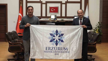 ETÜ Bayrağı Ağrı Dağı'nda Dalgalandı