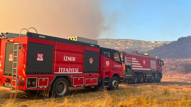 Foça'daki yangında kritik noktalar için alarm: İzmir İtfaiyesi seferber oldu