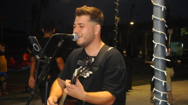 Elektrikçi Gitariste Müzik Tutkusu