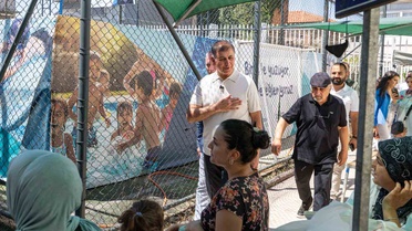 İlk kez havuzla tanışan çocukların sevincine Başkan Tugay ortak oldu