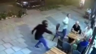 Mersin'de Kasklı Şahıs Silahlı Saldırı Düzenledi