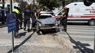 Konya'da Otomobil Yaya ve Direğe Çarptı