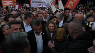 Özgür Özel, tutuklu belediye başkanları için Beylikdüzü'nde düzenlenen yürüyüşte konuştu: Bugün buradaki kitlesel katılım, milletin yarınlarını hep birlikte kurtarma ümidine verilen destektir