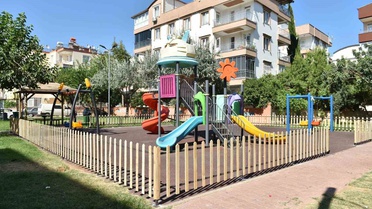 Anne istedi, çocuk parkının çevresi güvenli çitle çevrildi