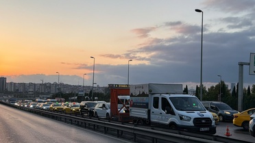 D-100'de Trafik Kazası: 2 Yaralı, Araç Alev Alev Yandı