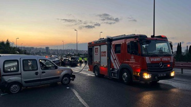 Bahçelievler'de Kaza: Otomobil Yandı, Sürücüler Hastaneye Kaldırıldı