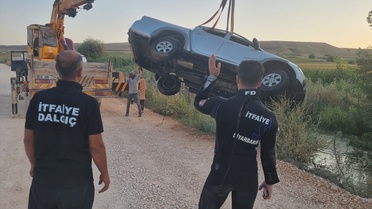 Silvan'da Pikap Su Kanalına Düştü