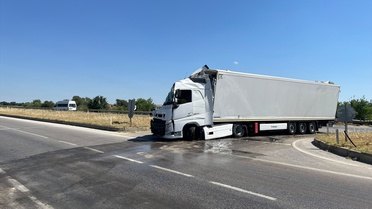 Edirne'de Tır Devrildi, Yol Kapandı
