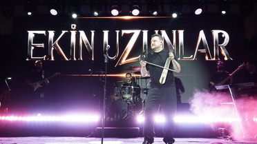 Ekin Uzunlar sahnede kemençe şov yaptı