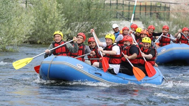 Fuat Oktay, Çekerek'te şampiyon sporcularla buluşarak rafting yaptı