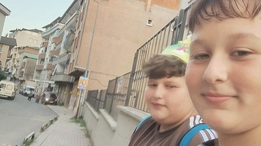 İki genç yolda buldukları parayı polise teslim etti
