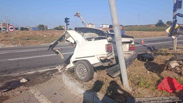 Trafik Kazasında Otomobil İkiye Bölündü