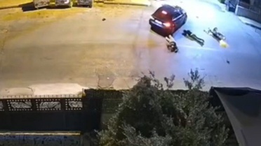 Otomobiliyle motosiklete çarptı, kaputtaki çocuğu indirip yaralıları ezerek kaçtı
