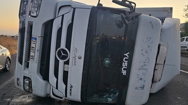 Nusaybin'de Tır Devrildi: 2 Yaralı
