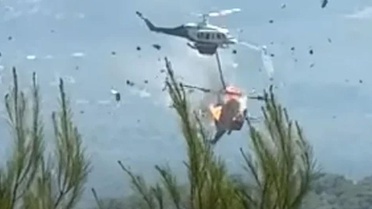 Yunanistan'da orman yangınlarına müdahalede facia: 2 helikopter havada çarpıştı