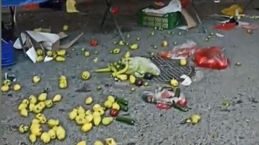 Görüntüler semt pazarından: 'Armut' kavgasında kadının kafasını kalasla kırdı