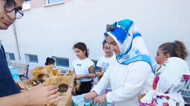 Muhtar Kozan'dan Öğrencilere İkram ve Başarı Dileği