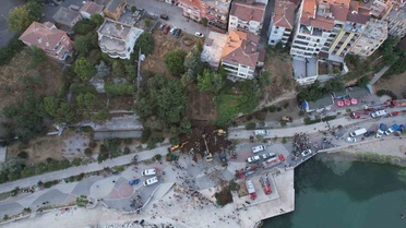 Büyükçekmece'de Toprak Kayması: İki Kişi Göçükte