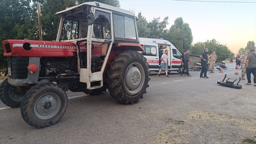 Erzincan'da Traktör ile Tarım Aracı Çarpıştı