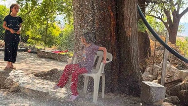 Sıcaklardan Kaçış: Ağaçtan Sarkan Hortum
