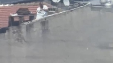 Sultangazi'de Çatı Yangını Paniğe Neden Oldu