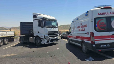 TAG Otoyolunda katliam gibi kaza: Çok sayıda ölü ve yaralı var
