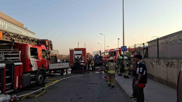 Tuzla’da seramik deposu ve teknelere sıçrayan yangın söndürüldü