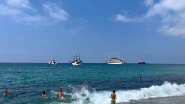 Alanya'da Plajlar Dolu, Sıcak Hava Tatilcileri Çekiyor