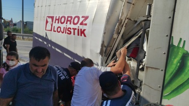 Çorum'da Kaza: Tırla Çarpışan Kamyonun Sürücüsü Hayatını Kaybetti