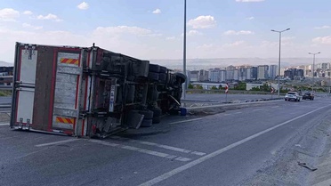 Kayseri'de Tır Devrildi: Sürücü Yaralı