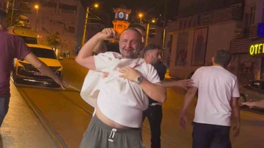 Gece kulübü çıkışında ortalık karıştı: Sarhoşların o halleri kamerada