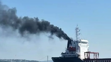 Sarayburnu'nda Gemiden Duman Yükseldi