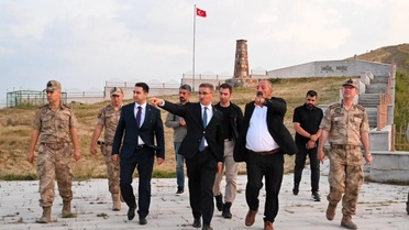 Vali Baruş Şenkaya'da Esnaf ve Şehitlikleri Ziyaret Etti