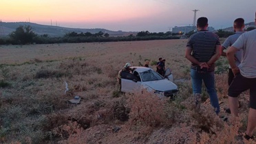 Hatay'da otomobil tarlaya uçtu