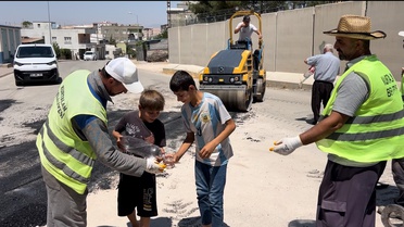 Kurtalan’da kavurucu sıcakta çalışan belediye ekiplerine çocuklardan soğuk su ikramı