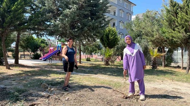 Parktaki ağaçların sökülmesine vatandaşlardan tepki