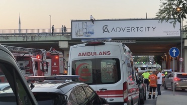 Şişli'de bunalıma giren adam üst geçitten indirildi
