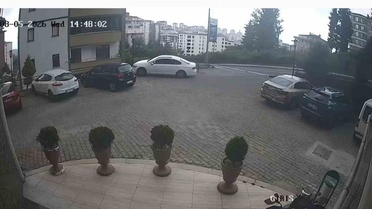 Ortahisar'da Kaza: Araç Bahçeye Uçtu