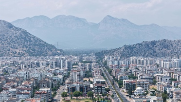 Antalya'da Bunaltıcı Hava, Sahilleri Doldurdu