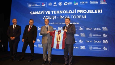 Bakan Kacır: Salah'ın Transferi Trabzon'a Hayırlı Olsun