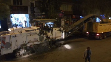 Belediye ekipleri yeni asfalt için eski asfaltı söküyor