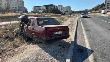 Besni'de Şarampole Devrilen Araçta Sürücü Yaralandı