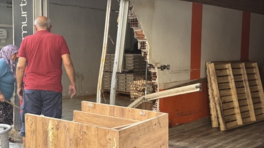 İzmir'de Alkollü Sürücü Dükkana Çarptı