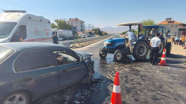 Malatya'da Traktör-Otomobil Çarpıştı: 3 Yaralı