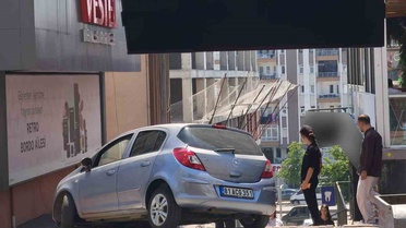 Navigasyon Hatası: Merdivenlere Tırmanan Araç Kurtarıldı