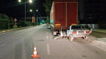 Alkollü Sürücü TIR'a Çarptı: Yaralı